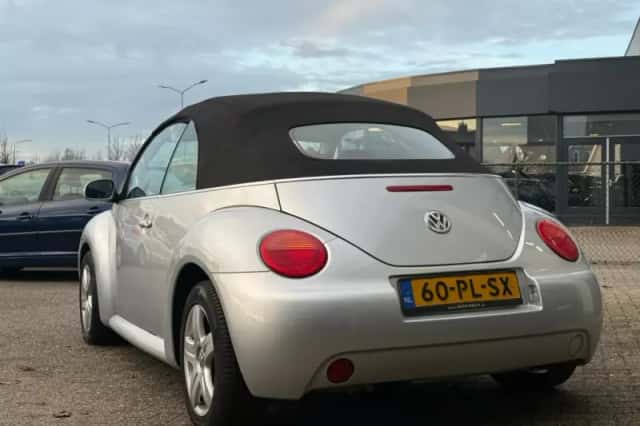 Volkswagen New Beetle (2004) thumbnail 4