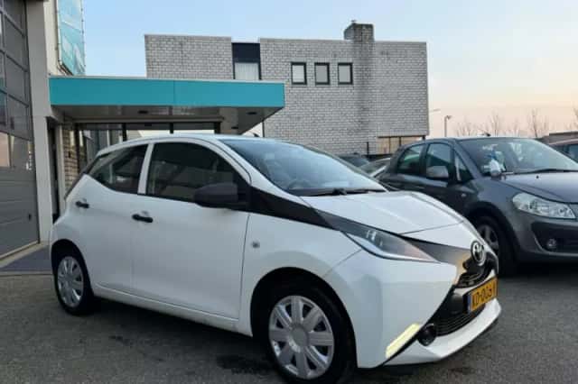 Toyota Aygo (2016) thumbnail 3