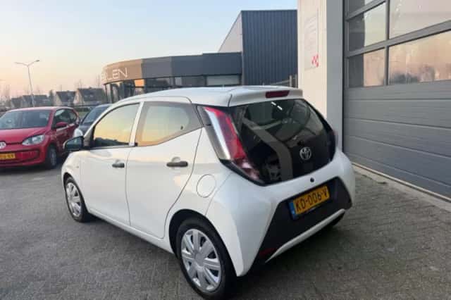 Toyota Aygo (2016) thumbnail 5