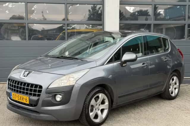 Peugeot 3008 (2011) thumbnail 2