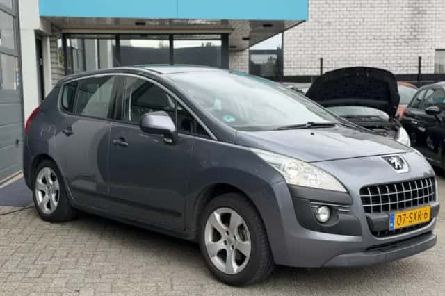 Peugeot 3008 (2011) thumbnail 3