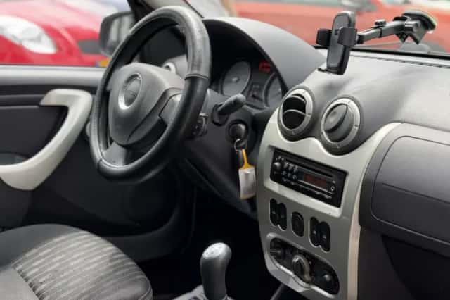 Dacia Sandero (2010) thumbnail 6