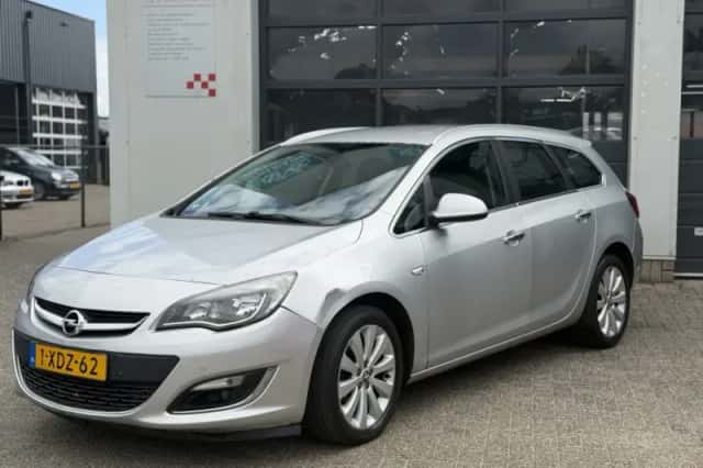 Opel Astra (2013) thumbnail 2