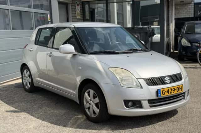 Suzuki Swift (2010) thumbnail 3