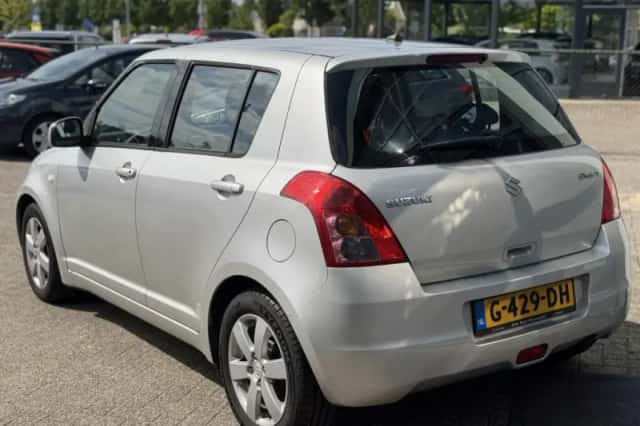 Suzuki Swift (2010) thumbnail 4