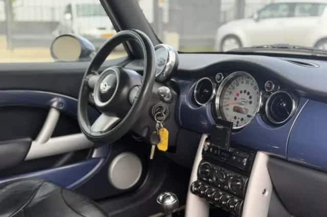 MINI Cabrio (2004) thumbnail 6