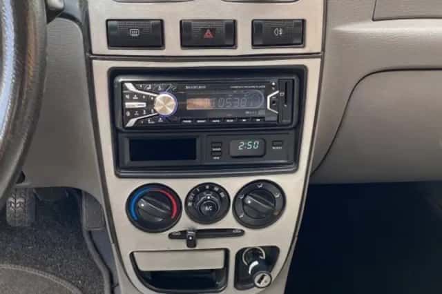 Kia Rio (2002) thumbnail 6