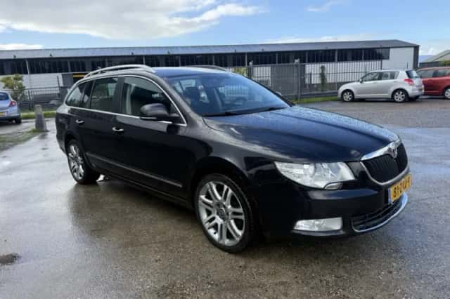 Škoda Superb (2011) thumbnail 3