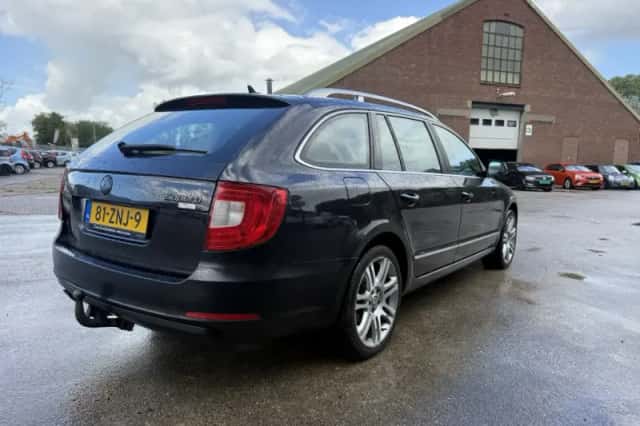 Škoda Superb (2011) thumbnail 4