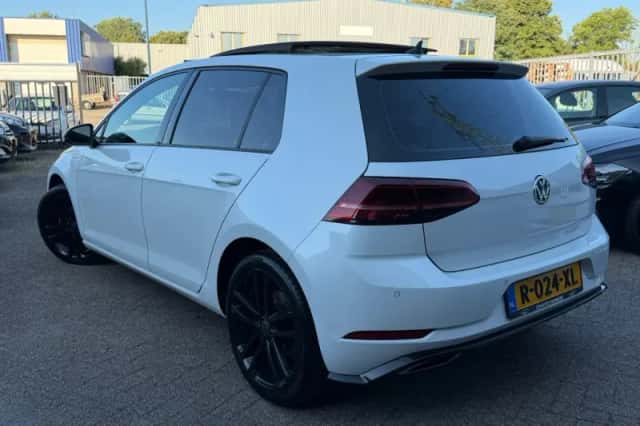 Volkswagen Golf (2018) thumbnail 2