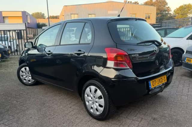 Toyota Yaris (2009) thumbnail 2