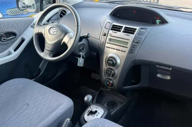 Toyota Yaris (2009) thumbnail 3