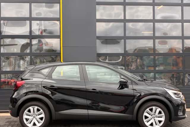 Renault Captur (2023) thumbnail 3