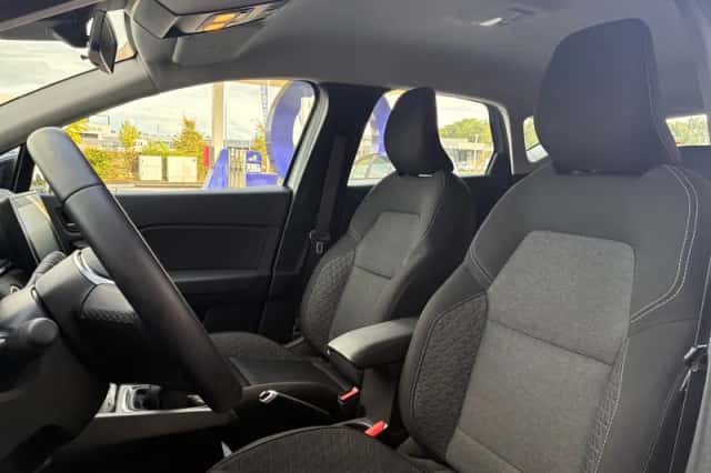 Renault Captur (2023) thumbnail 2