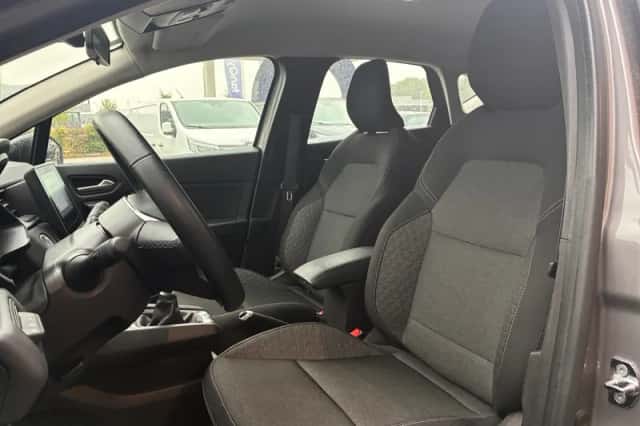 Renault Captur (2023) thumbnail 2