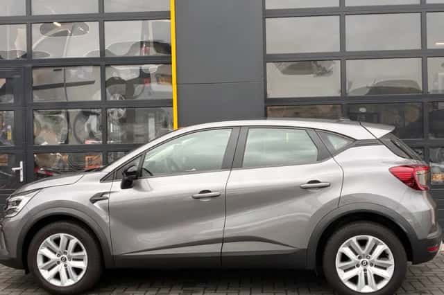 Renault Captur (2023) thumbnail 3