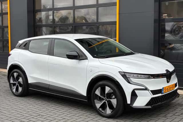 Renault Mégane E-Tech (2023) thumbnail 1