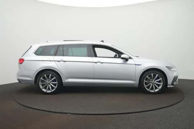 Volkswagen Passat (2023) thumbnail 4