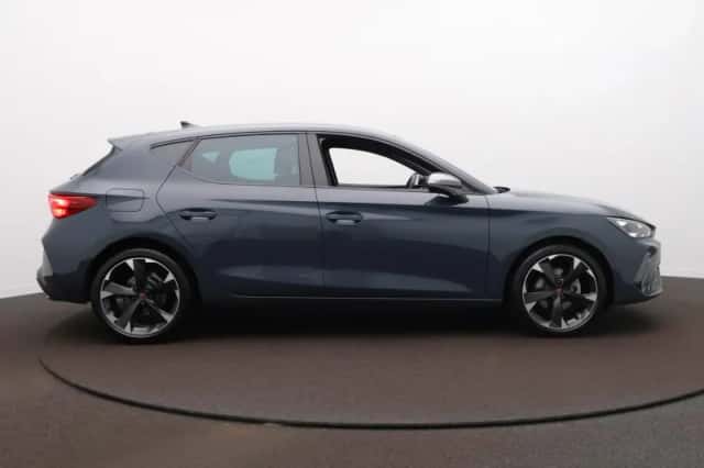 CUPRA Leon (2024) thumbnail 4
