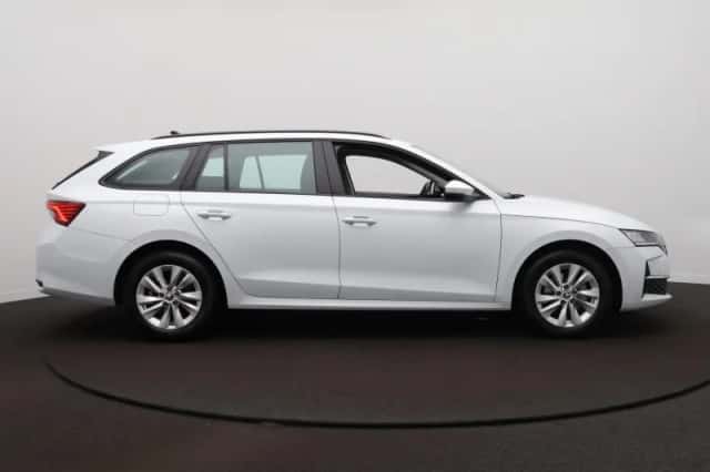 Škoda Octavia (2024) thumbnail 4