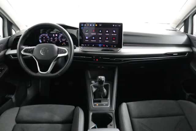 Volkswagen Golf (2024) thumbnail 5