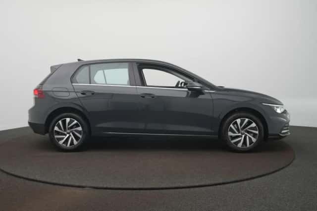 Volkswagen Golf (2022) thumbnail 4
