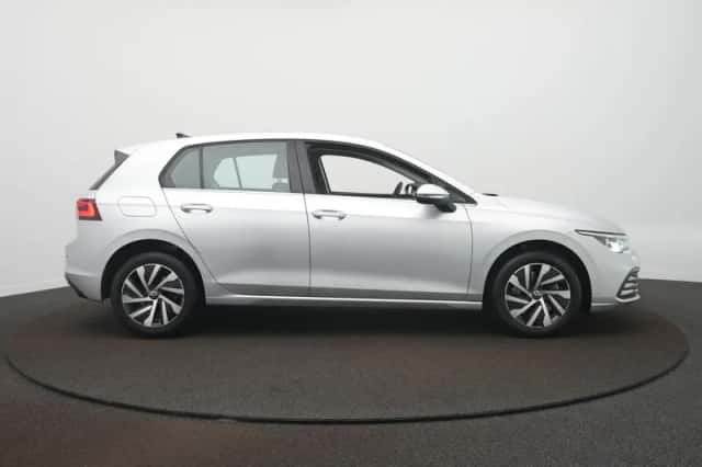 Volkswagen Golf (2022) thumbnail 4