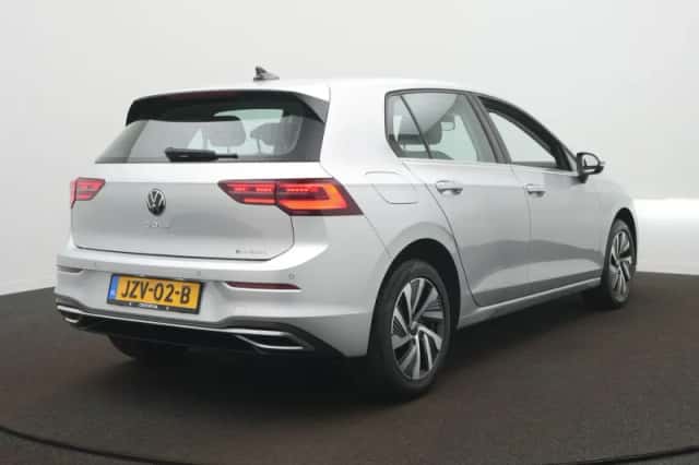 Volkswagen Golf (2022) thumbnail 5