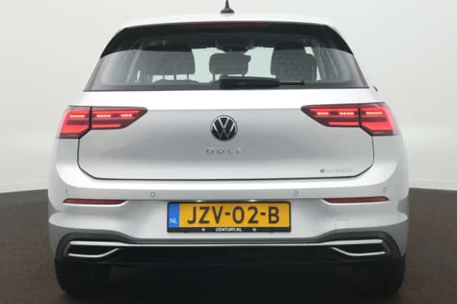 Volkswagen Golf (2022) thumbnail 6