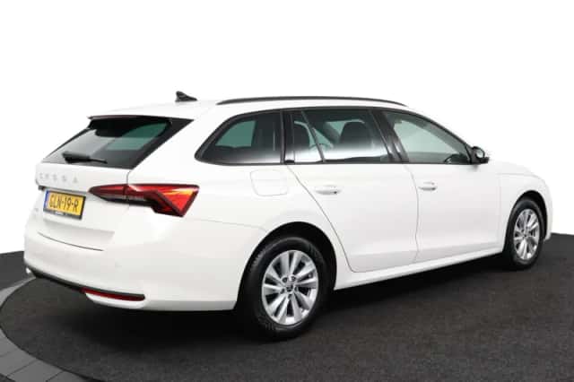 Škoda Octavia (2024) thumbnail 3