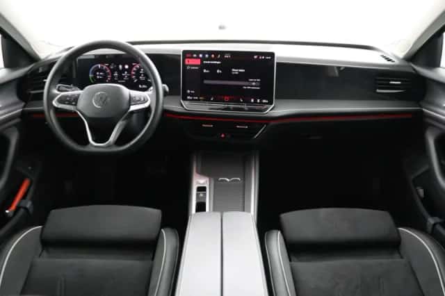 Volkswagen Passat (2025) thumbnail 4