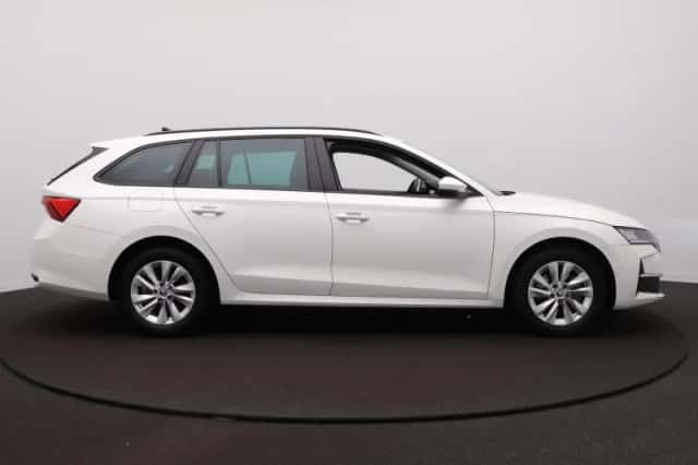 Škoda Octavia (2024) thumbnail 4