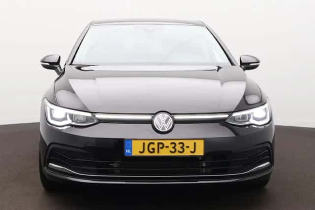 Volkswagen Golf (2022) thumbnail 2