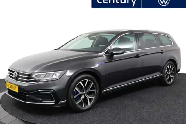 Volkswagen Passat (2022) thumbnail 1