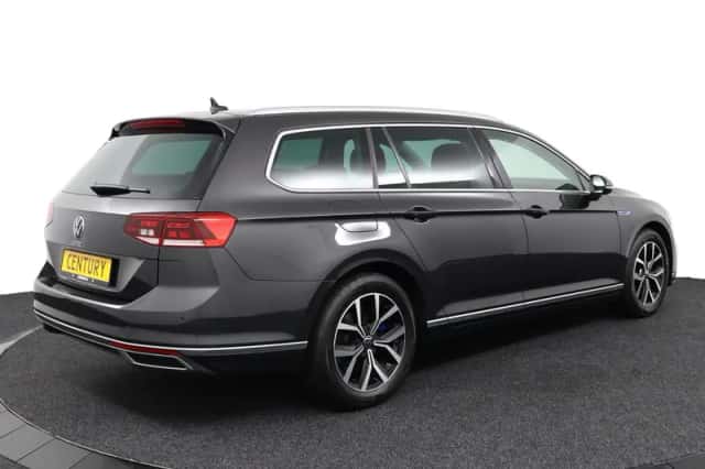 Volkswagen Passat (2022) thumbnail 2