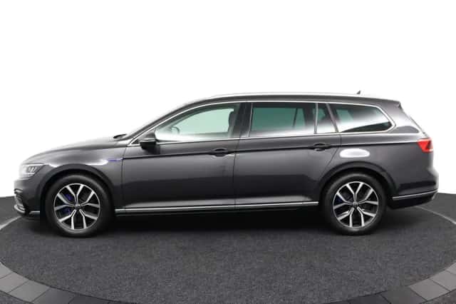 Volkswagen Passat (2022) thumbnail 3