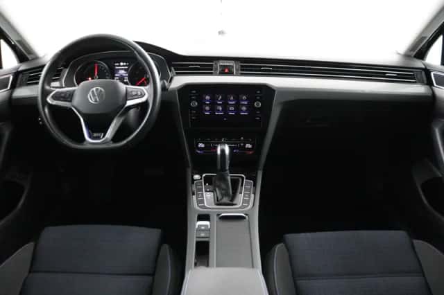 Volkswagen Passat (2022) thumbnail 4