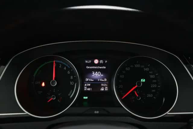 Volkswagen Passat (2022) thumbnail 5