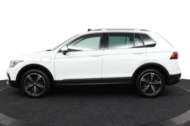 Volkswagen Tiguan (2023) thumbnail 3