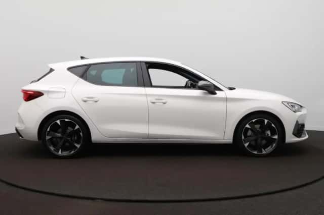 CUPRA Leon (2024) thumbnail 4