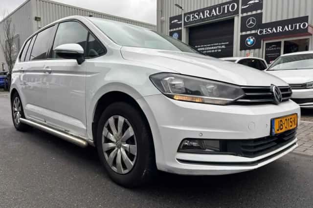 Volkswagen Touran (2016) thumbnail 1