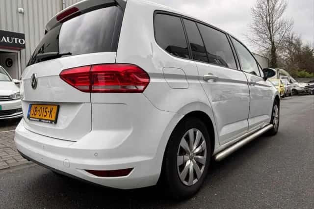 Volkswagen Touran (2016) thumbnail 2