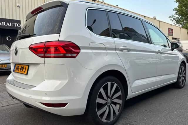 Volkswagen Touran (2016) thumbnail 2