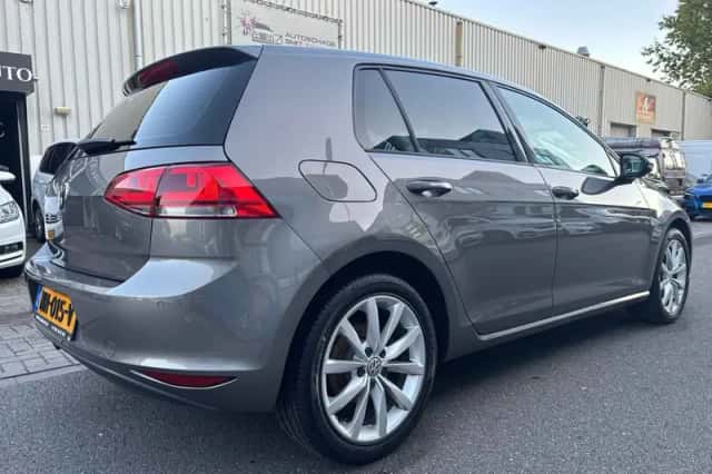Volkswagen Golf (2016) thumbnail 2
