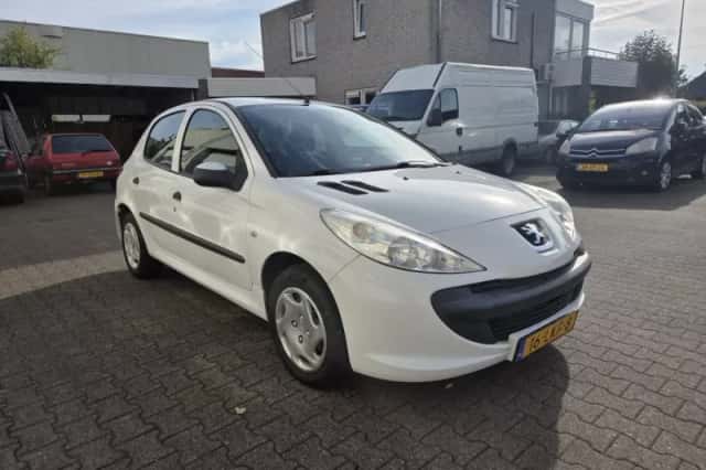 Peugeot 206+ (2010) thumbnail 3