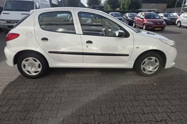 Peugeot 206+ (2010) thumbnail 4