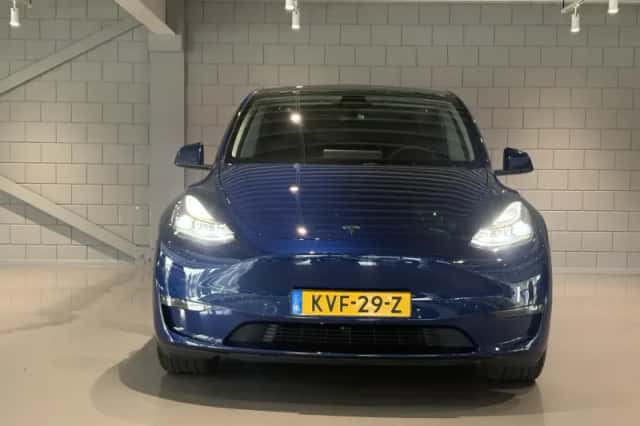 Tesla Model Y (2023) thumbnail 2