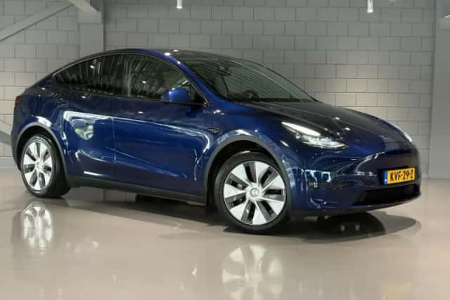Tesla Model Y (2023) thumbnail 3