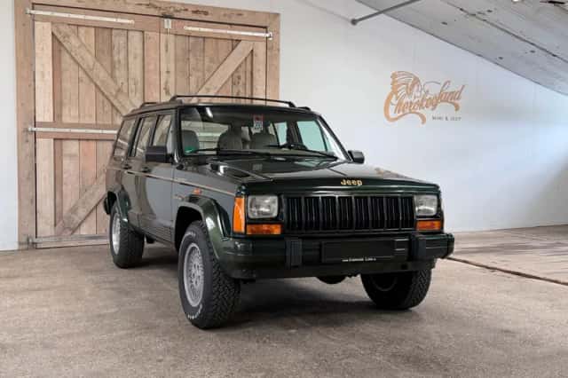 Jeep Cherokee (1996) thumbnail 1