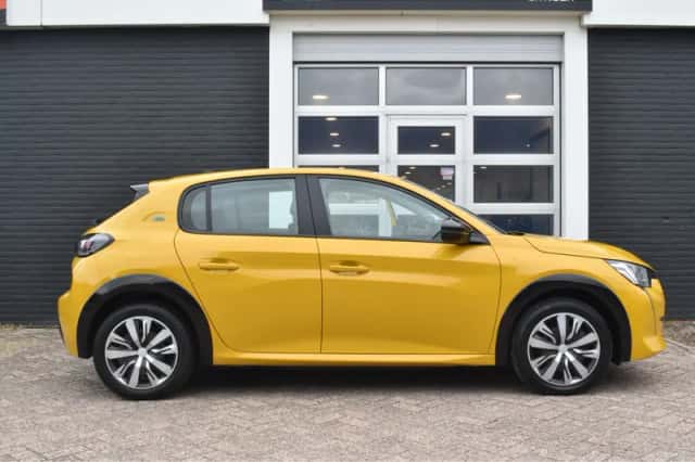 Peugeot e-208 (2022) thumbnail 4